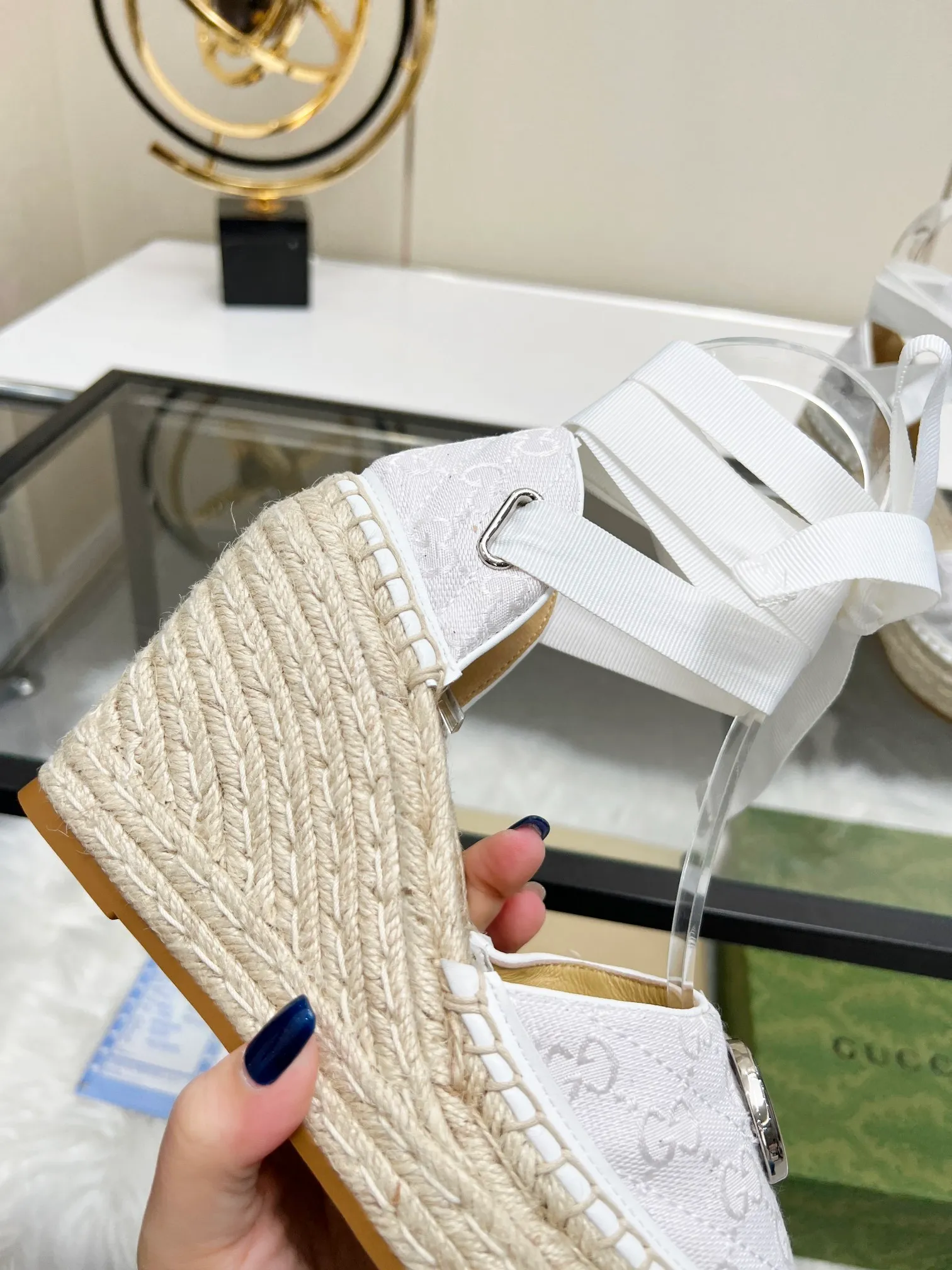 👟👟Ex-factory price 440👟👟 GUCCI wedge fisherman sandals, thick-soled straw, high-end quality, fabric: double G fabric, electric embroidery, lining: mixed sheepskin lining, yardage: 35～42, color: pure white. Dear new and old customers, the picture has been updated, please transfer the image to change. The upgraded version of the wedge heel currently has more than 40 colors. Transfer the image to sell.